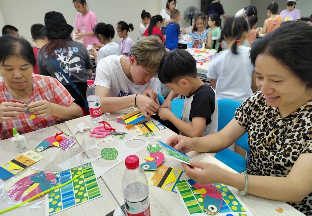 美育润心，艺术连心——公共艺术学院党总支艺术与科技党支部走进社区开展文化艺术交流活动
